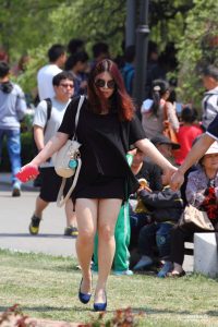 丰腴的墨镜美女大腿踩着高跟鞋街拍照片