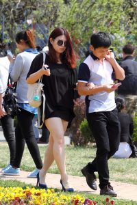 丰腴的墨镜美女大腿踩着高跟鞋街拍照片