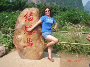 熟姐红土地穿牛仔热裤露白腿在桂林玩