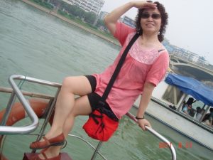 熟姐红土地穿牛仔热裤露白腿在桂林玩