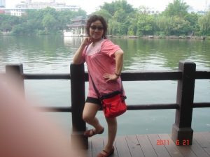 熟姐红土地穿牛仔热裤露白腿在桂林玩