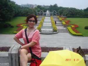 熟姐红土地穿牛仔热裤露白腿在桂林玩