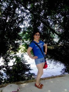 熟姐红土地穿牛仔热裤露白腿在桂林玩