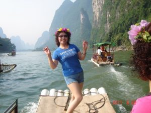 熟姐红土地穿牛仔热裤露白腿在桂林玩