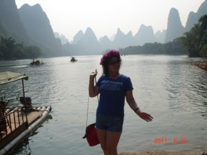 熟姐红土地穿牛仔热裤露白腿在桂林玩