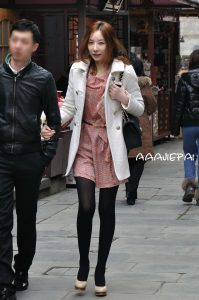 穿厚黑丝袜高跟的细腿美姐