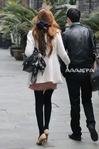 穿厚黑丝袜高跟的细腿美姐