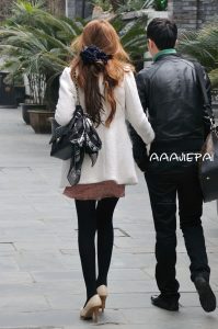 穿厚黑丝袜高跟的细腿美姐