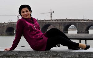 一名短发气质的熟妇在冬日里穿长裤短肉丝袜