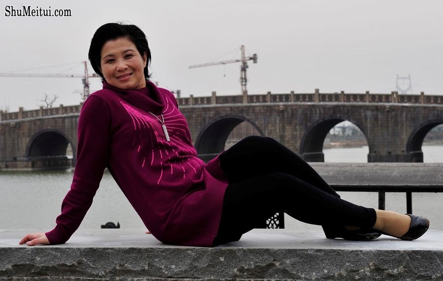 一名短发气质的熟妇在冬日里穿长裤短肉丝袜[第1张/共8张]