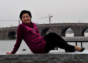 一名短发气质的熟妇在冬日里穿长裤短肉丝袜