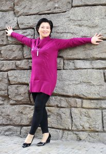 一名短发气质的熟妇在冬日里穿长裤短肉丝袜