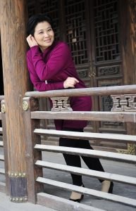 一名短发气质的熟妇在冬日里穿长裤短肉丝袜