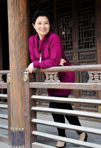 一名短发气质的熟妇在冬日里穿长裤短肉丝袜