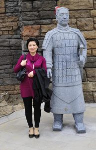 一名短发气质的熟妇在冬日里穿长裤短肉丝袜