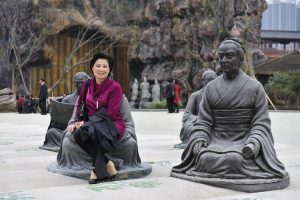 一名短发气质的熟妇在冬日里穿长裤短肉丝袜