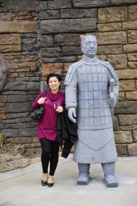 一名短发气质的熟妇在冬日里穿长裤短肉丝袜