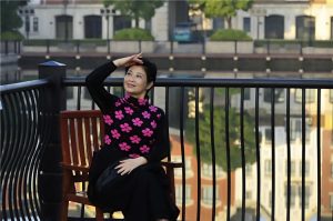 有气质的花开时阿姨穿带花纹的丝袜