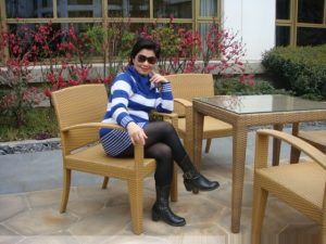 花开时阿姨在酒店翘黑丝袜二郎腿