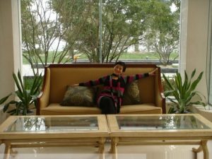 花开时阿姨在酒店翘黑丝袜二郎腿