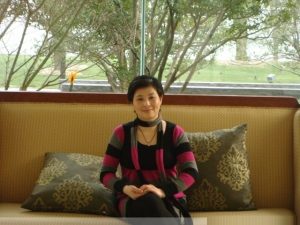 花开时阿姨在酒店翘黑丝袜二郎腿