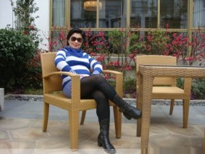 花开时阿姨在酒店翘黑丝袜二郎腿