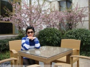 花开时阿姨在酒店翘黑丝袜二郎腿