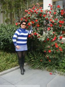 花开时阿姨在酒店翘黑丝袜二郎腿