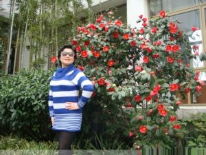 花开时阿姨在酒店翘黑丝袜二郎腿