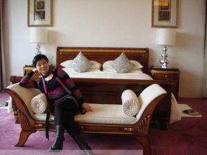 花开时阿姨在酒店翘黑丝袜二郎腿