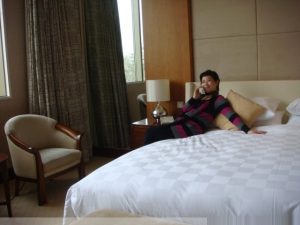 花开时阿姨在酒店翘黑丝袜二郎腿