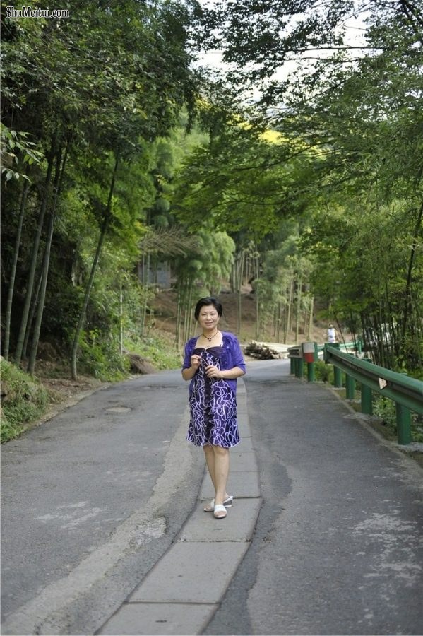 花开时阿姨喜欢亲近大自然[第2张/共6张]