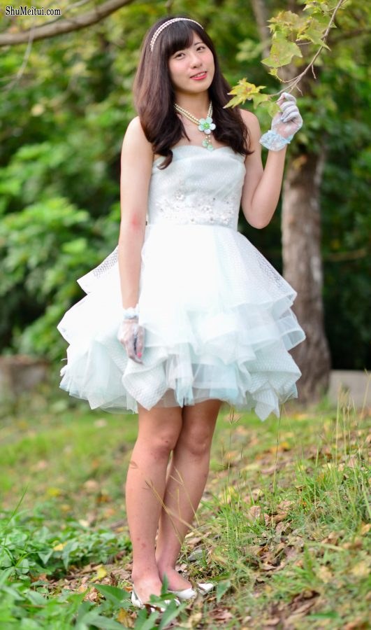 在公园拍摄mi姐公主纱裙美腿[第1张/共24张]