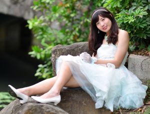 在公园拍摄mi姐公主纱裙美腿