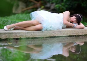 在公园拍摄mi姐公主纱裙美腿