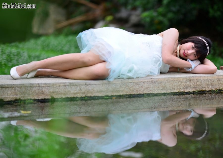 在公园拍摄mi姐公主纱裙美腿[第11张/共24张]