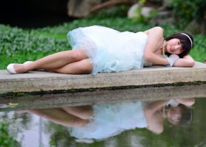 在公园拍摄mi姐公主纱裙美腿