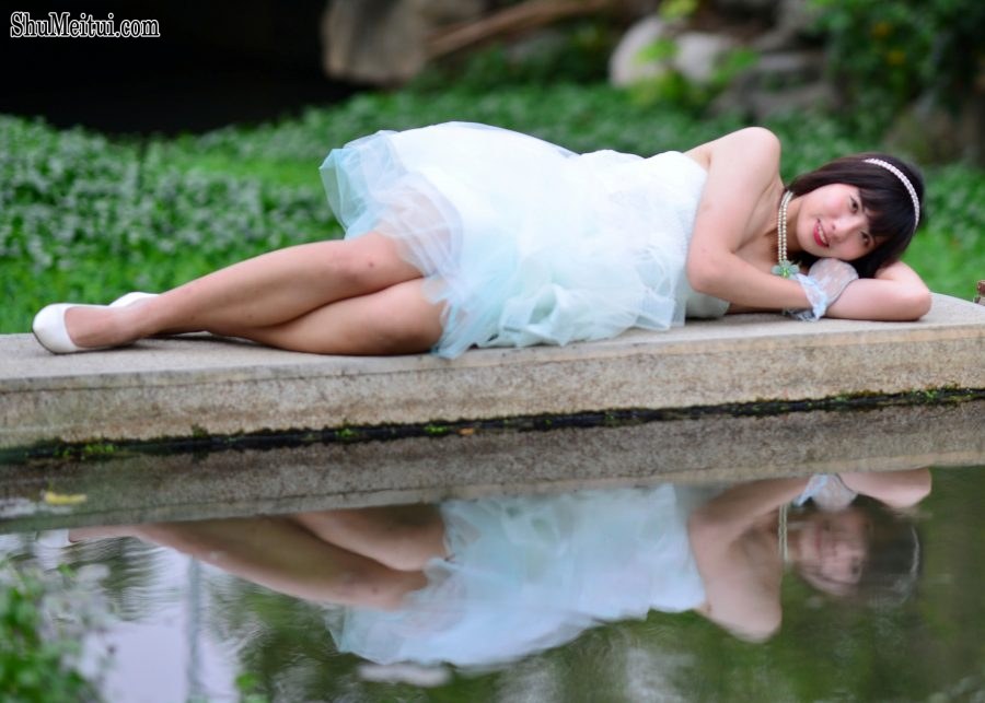 在公园拍摄mi姐公主纱裙美腿[第12张/共24张]