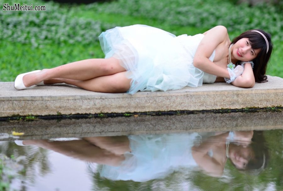 在公园拍摄mi姐公主纱裙美腿[第13张/共24张]