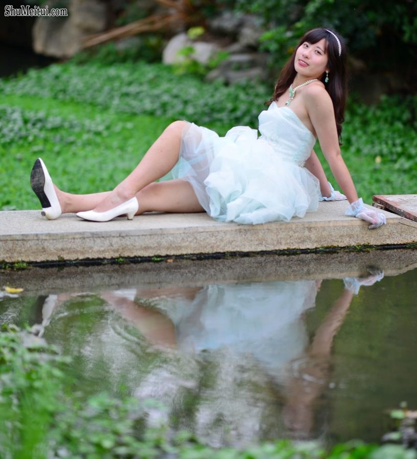 在公园拍摄mi姐公主纱裙美腿[第14张/共24张]