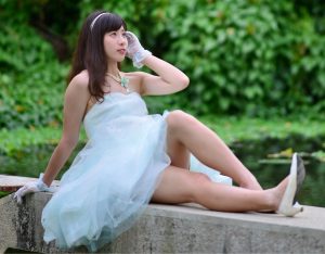 在公园拍摄mi姐公主纱裙美腿