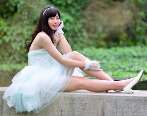 在公园拍摄mi姐公主纱裙美腿