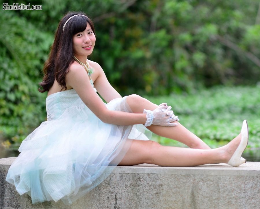 在公园拍摄mi姐公主纱裙美腿[第17张/共24张]