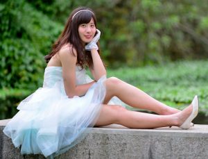 在公园拍摄mi姐公主纱裙美腿