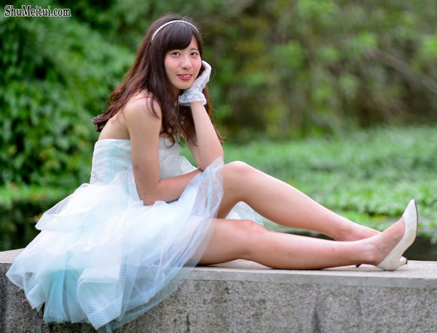 在公园拍摄mi姐公主纱裙美腿[第18张/共24张]