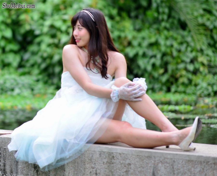 在公园拍摄mi姐公主纱裙美腿[第19张/共24张]