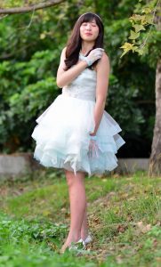 在公园拍摄mi姐公主纱裙美腿