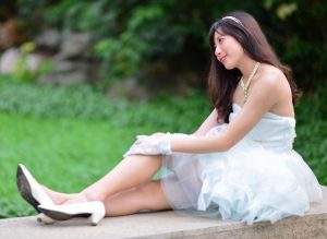 在公园拍摄mi姐公主纱裙美腿