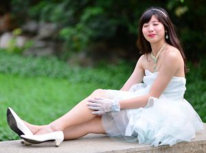 在公园拍摄mi姐公主纱裙美腿