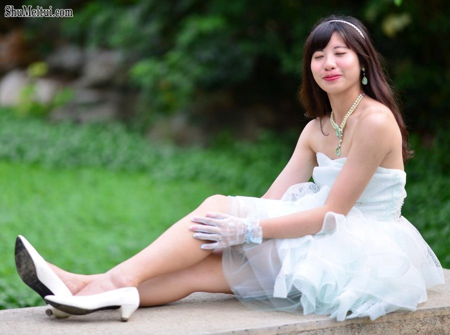 在公园拍摄mi姐公主纱裙美腿[第21张/共24张]
